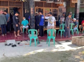 Photo: Kegiatan bakti sosial, H. Rusdi berbagi kasih dengan menyalurkan santunan kepada anak yatim, lansia, serta kaum duafa  (Doc.Ist) 