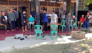 Photo: Kegiatan bakti sosial, H. Rusdi berbagi kasih dengan menyalurkan santunan kepada anak yatim, lansia, serta kaum duafa  (Doc.Ist) 