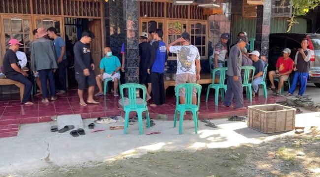 Photo: Kegiatan bakti sosial, H. Rusdi berbagi kasih dengan menyalurkan santunan kepada anak yatim, lansia, serta kaum duafa  (Doc.Ist) 