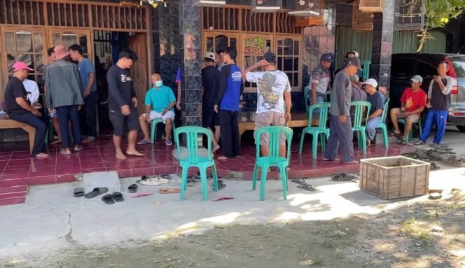 
Photo: Kegiatan bakti sosial, H. Rusdi berbagi kasih dengan menyalurkan santunan kepada anak yatim, lansia, serta kaum duafa  (Doc.Ist) 