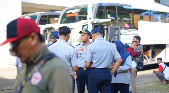 Photo: Dinas perhubungan kota Bekasi saat giat pelepasan 27 bus mudik lebaran gratis (Doc.Ist) 