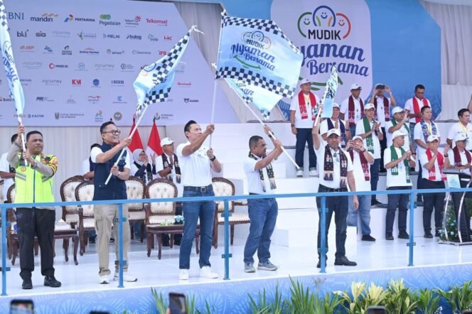 
Photo: Direktur Utama Jasa Raharja Muhammad Awaludin sekaligus Ketua Koordinator Mudik Gratis BUMN 2026, saat lepas pemudik (Doc.Ist) 