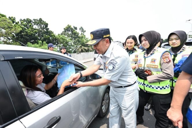 
Photo: Direktur utama PT Jasa Raharja saat dilokasi pemberlakuan one Way nasional di Cikampek (Doc.Ist) 