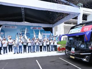 Photo: Kehadiran Jasa Raharja dalam kegiatan ini diwakili oleh Direktur Utama Muhammad Awaluddin dan Direktur Keuangan Dwi Ary Purnomo yang turut mengikuti prosesi pelepasan peserta mudik di kawasan Gelora Bung Karno, Jakarta. (Doc.Ist) 