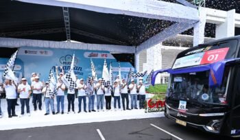 Photo: Kehadiran Jasa Raharja dalam kegiatan ini diwakili oleh Direktur Utama Muhammad Awaluddin dan Direktur Keuangan Dwi Ary Purnomo yang turut mengikuti prosesi pelepasan peserta mudik di kawasan Gelora Bung Karno, Jakarta. (Doc.Ist) 