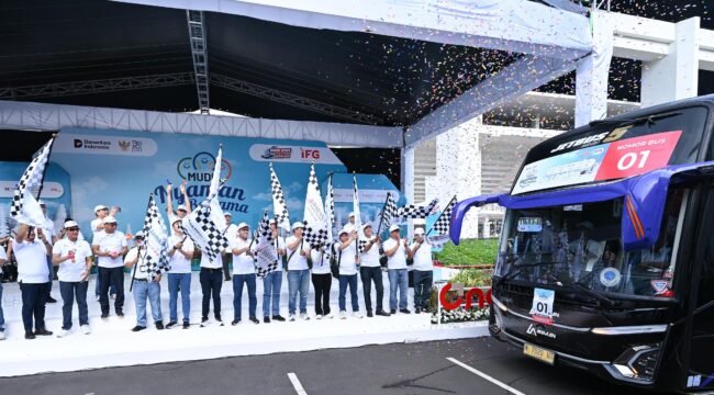 Photo: Kehadiran Jasa Raharja dalam kegiatan ini diwakili oleh Direktur Utama Muhammad Awaluddin dan Direktur Keuangan Dwi Ary Purnomo yang turut mengikuti prosesi pelepasan peserta mudik di kawasan Gelora Bung Karno, Jakarta. (Doc.Ist) 