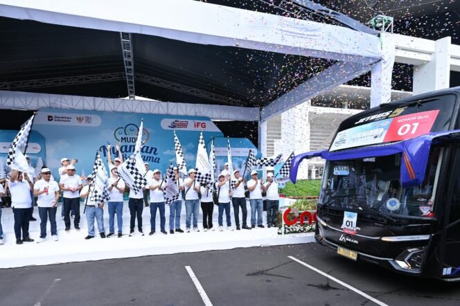 
Photo: Kehadiran Jasa Raharja dalam kegiatan ini diwakili oleh Direktur Utama Muhammad Awaluddin dan Direktur Keuangan Dwi Ary Purnomo yang turut mengikuti prosesi pelepasan peserta mudik di kawasan Gelora Bung Karno, Jakarta. (Doc.Ist) 