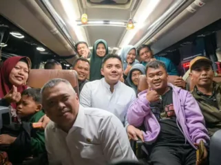 Seskab dan Menhub di Terminal Pulo Gebang. (Dok: Istimewa)