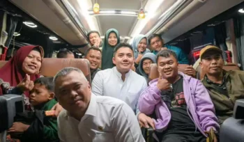 Seskab dan Menhub di Terminal Pulo Gebang. (Dok: Istimewa)