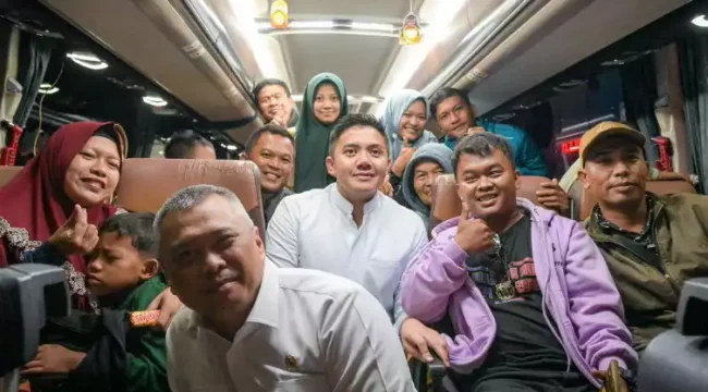 Seskab dan Menhub di Terminal Pulo Gebang. (Dok: Istimewa)