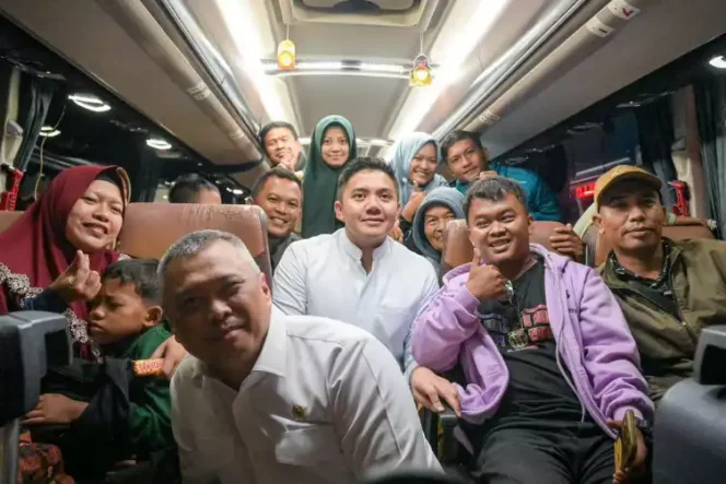 
Seskab dan Menhub di Terminal Pulo Gebang. (Dok: Istimewa)