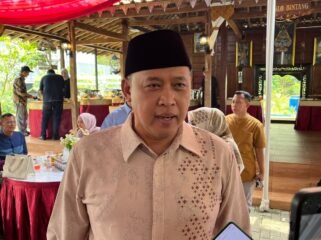 Photo: Walikota Bekasi Dr. Tri Adhianto saat sesi wawancara di kediaman rumahnya giat Open House hari raya idul fitri 2026(Doc.Ist) 