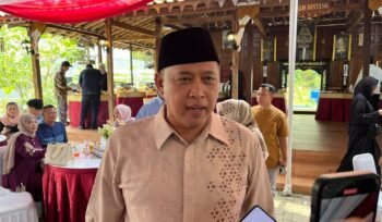 Photo: Walikota Bekasi Dr. Tri Adhianto saat sesi wawancara di kediaman rumahnya giat Open House hari raya idul fitri 2026(Doc.Ist) 