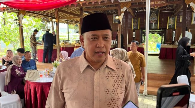 Photo: Walikota Bekasi Dr. Tri Adhianto saat sesi wawancara di kediaman rumahnya giat Open House hari raya idul fitri 2026(Doc.Ist) 