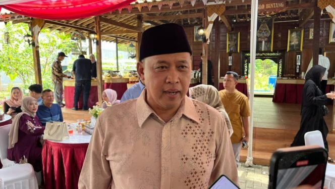 
Photo: Walikota Bekasi Dr. Tri Adhianto saat sesi wawancara di kediaman rumahnya giat Open House hari raya idul fitri 2026(Doc.Ist) 