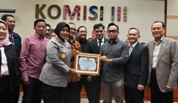 Photo: Kapolres Metro Bekasi Kombes pol Sumarni, Saat menerima penghargaan oleh Komisi III DPR RI (Doc.Ist) 