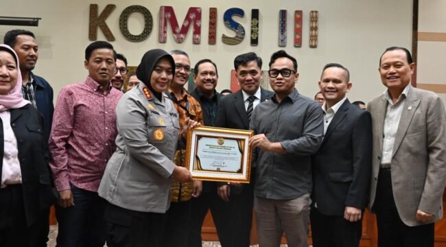 Photo: Kapolres Metro Bekasi Kombes pol Sumarni, Saat menerima penghargaan oleh Komisi III DPR RI (Doc.Ist) 