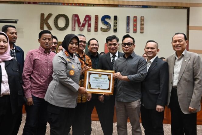 
Photo: Kapolres Metro Bekasi Kombes pol Sumarni, Saat menerima penghargaan oleh Komisi III DPR RI (Doc.Ist) 