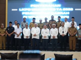 Photo: Wakil Wali Kota Bekasi Abdul Harris Bobihoe saat menyerahkan laporan LKPD Kota Bekasi TA 2025 ke BPK RI (Doc.Ist) 