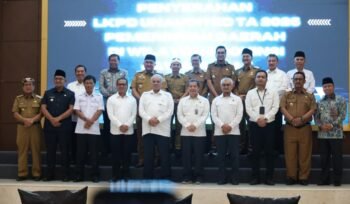 Photo: Wakil Wali Kota Bekasi Abdul Harris Bobihoe saat menyerahkan laporan LKPD Kota Bekasi TA 2025 ke BPK RI (Doc.Ist) 