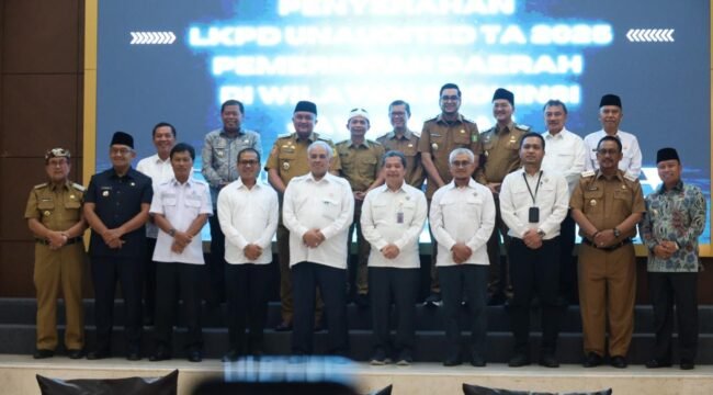 Photo: Wakil Wali Kota Bekasi Abdul Harris Bobihoe saat menyerahkan laporan LKPD Kota Bekasi TA 2025 ke BPK RI (Doc.Ist) 
