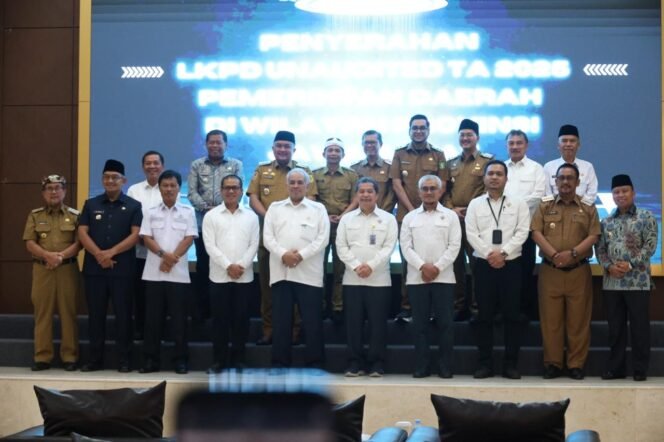 
Photo: Wakil Wali Kota Bekasi Abdul Harris Bobihoe saat menyerahkan laporan LKPD Kota Bekasi TA 2025 ke BPK RI (Doc.Ist) 