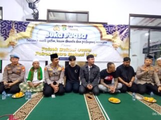 Photo: Kepolisian resort metro Bekasi Kota bersama para aktor tenang saat giat bakti sosial di mushola al barokah kampung teluk pucung Bekasi utara (Doc.cam) 