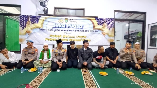 
Photo: Kepolisian resort metro Bekasi Kota bersama para aktor tenang saat giat bakti sosial di mushola al barokah kampung teluk pucung Bekasi utara (Doc.cam) 