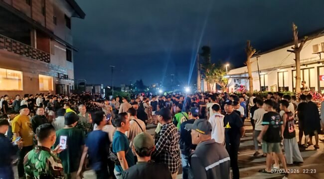 Photo: Ratusan pemuda Bekasi utara ikut ramaikan running night bersama polsek bekasi utara (Doc.cam) 