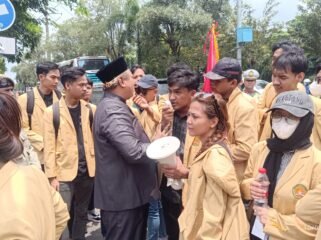Photo: Puluhan Mahasiswa Universitas Bhayangkara jakarta raya saat gelar aksi di depan pintu masuk gedung DPRD Kota Bekasi (Doc.cam) 