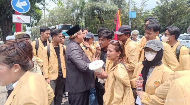 Photo: Puluhan Mahasiswa Universitas Bhayangkara jakarta raya saat gelar aksi di depan pintu masuk gedung DPRD Kota Bekasi (Doc.cam) 
