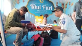 Photo:Petugas Jasa Raharja Bekasi saat mendata pemudik di pos pelayanan terpadu gedung Juang tambun Bekasi ((Doc.cam) 