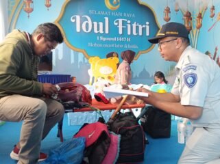 Photo:Petugas Jasa Raharja Bekasi saat mendata pemudik di pos pelayanan terpadu gedung Juang tambun Bekasi ((Doc.cam) 