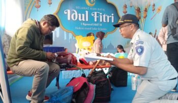 Photo:Petugas Jasa Raharja Bekasi saat mendata pemudik di pos pelayanan terpadu gedung Juang tambun Bekasi ((Doc.cam) 