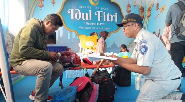 Photo:Petugas Jasa Raharja Bekasi saat mendata pemudik di pos pelayanan terpadu gedung Juang tambun Bekasi ((Doc.cam) 