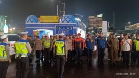 Photo: Iptu Rojali Kepala Posko pelayanan mega bekasi Hyper mall saat pimpin apel pam malam takbir 2026(Doc.cam) 