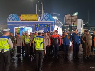Photo: Iptu Rojali Kepala Posko pelayanan mega bekasi Hyper mall saat pimpin apel pam malam takbir 2026(Doc.cam) 