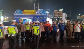 Photo: Iptu Rojali Kepala Posko pelayanan mega bekasi Hyper mall saat pimpin apel pam malam takbir 2026(Doc.cam) 