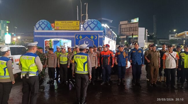Photo: Iptu Rojali Kepala Posko pelayanan mega bekasi Hyper mall saat pimpin apel pam malam takbir 2026(Doc.cam) 