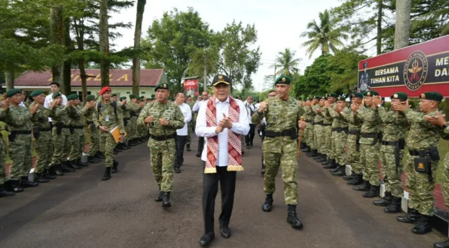 Photo: Menteri koordinator politik dan keamanan Menko Polkam Djamari Chaniago  saat tiba di Divisi Infanteri 2 Kostrad di Markas Brigif 18/Trisul (Doc.Ist) 