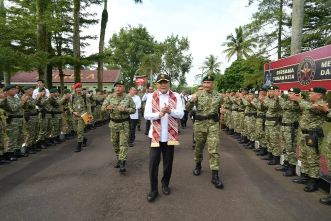 
Photo: Menteri koordinator politik dan keamanan Menko Polkam Djamari Chaniago  saat tiba di Divisi Infanteri 2 Kostrad di Markas Brigif 18/Trisul (Doc.Ist) 