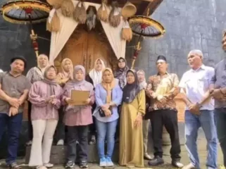 Warga Kertarahayu, Setu, adukan Jalan Putus ke KDM. (Dok: Istimewa)