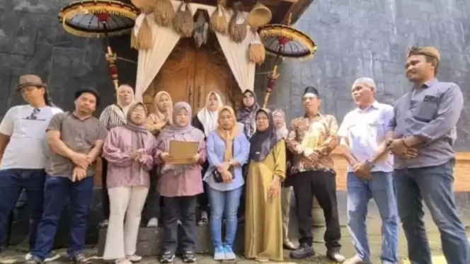 
Warga Kertarahayu, Setu, adukan Jalan Putus ke KDM. (Dok: Istimewa)