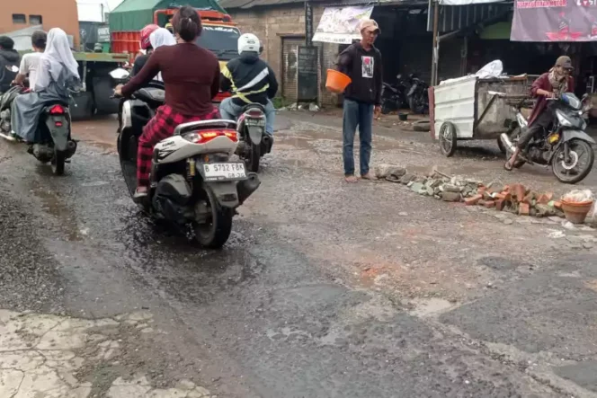 
Jalan Rusak di Jalan MT Haryono. (Dok: Istimewa)