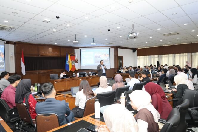 
Photo: Direktur Kepatuhan dan Manajemen Risiko PT Jasa Raharja, Harwan Muldidarmawan, dalam kuliah tamu di Program MBA Fakultas Ekonomika dan Bisnis Universitas Gadjah Mada  (Doc.Ist) 