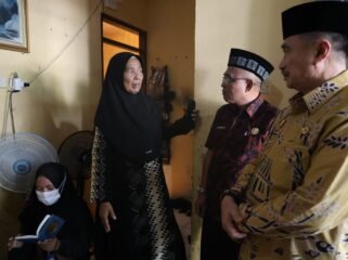 Photo: Wakil Walikota Bekasi Abdul Harris Bobihoe saat berkunjung korban kebakaran SPBE di cimuning Mustika jaya (Doc.Ist) 
