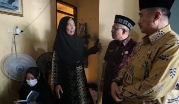Photo: Wakil Walikota Bekasi Abdul Harris Bobihoe saat berkunjung korban kebakaran SPBE di cimuning Mustika jaya (Doc.Ist) 