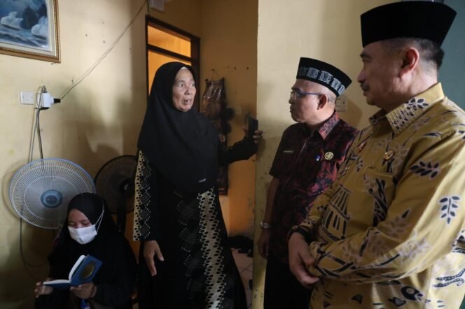 
Photo: Wakil Walikota Bekasi Abdul Harris Bobihoe saat berkunjung korban kebakaran SPBE di cimuning Mustika jaya (Doc.Ist) 