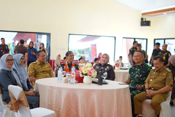 
Photo: Walikota Bekasi Tri Adhianto bersama tiga pilar saat resmikan gedung mandala adhyaksa (Doc.Ist) 