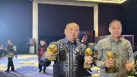 Photo: Walikota Bekasi Tri Adhianto (Kanan) bersama direktur utama PT Mitra Patriot (kiri) saat Terima tiga penghargaan top BUMD awards 2026(Doc.Ist) 